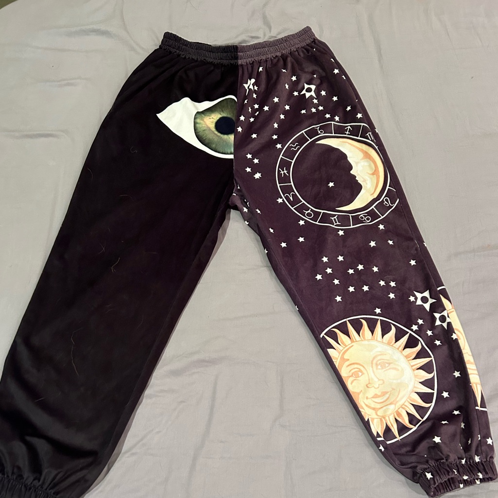 Split Design Sweatpants.